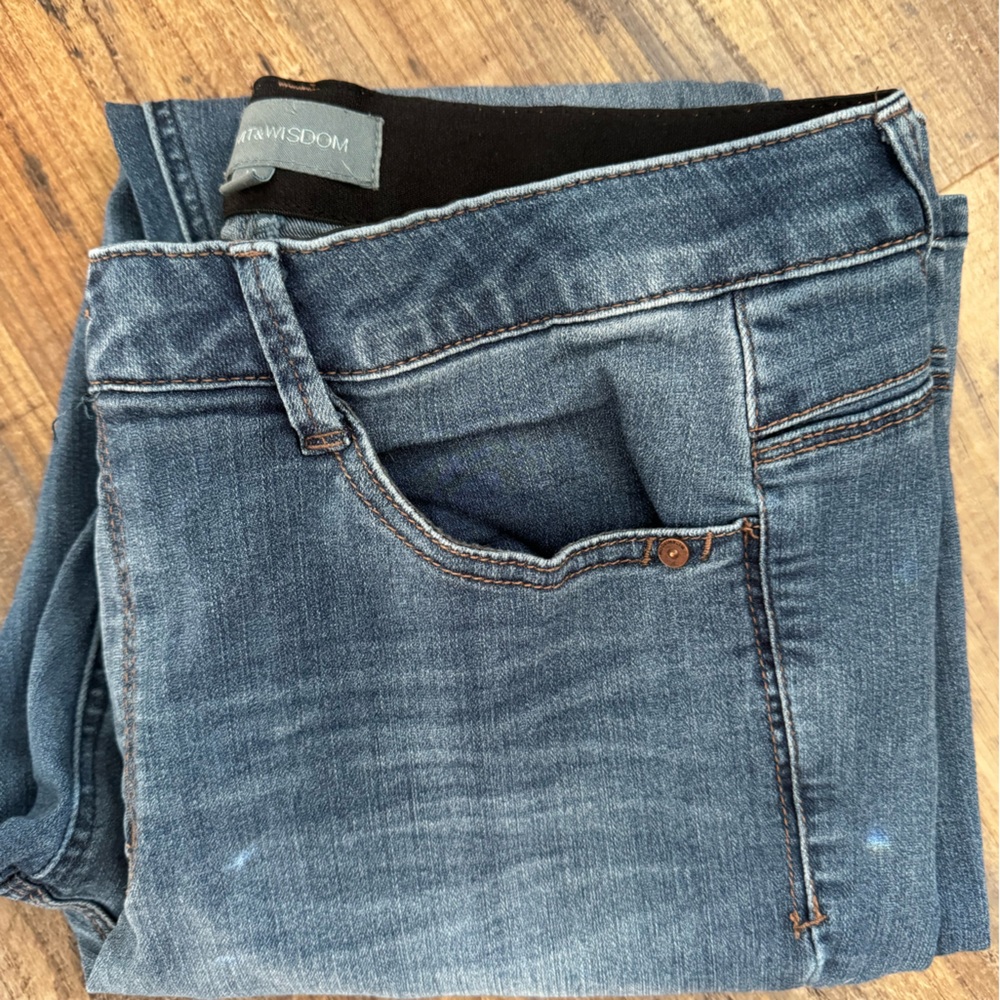 Wit and Wisdom sculpting denim jeans. Size 12 medium rinse. EUC. Boot cut